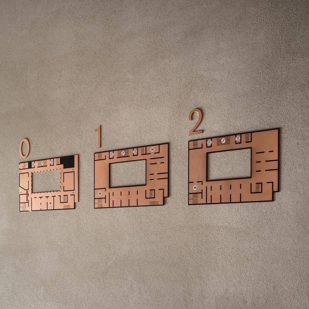 Plans d'évacuation multi-niveaux harmonisés sur un même mur